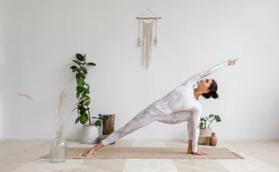 Seitenansicht einer jungen Frau bei der Übung Utthita Parsvakonasana auch Seitwinkel Pose genannt.