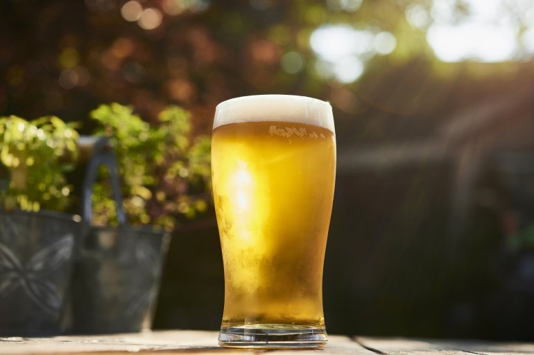 Ein Glas alkoholfreies Bier als isotonisches Getränk nach dem Sport