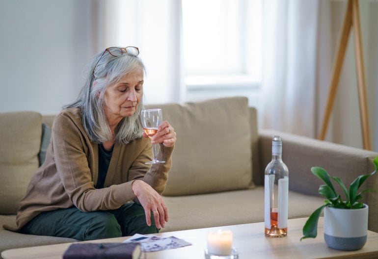 Alkoholsüchtige Frau trinkt Wein