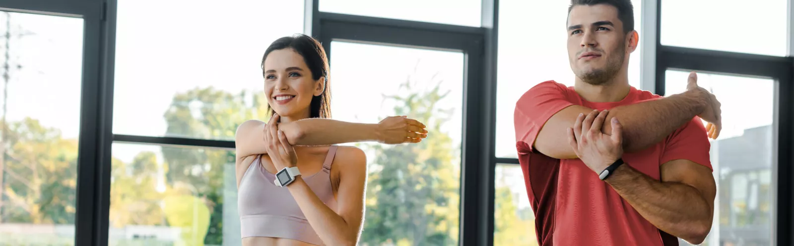 Mann und Frau beim Stretching