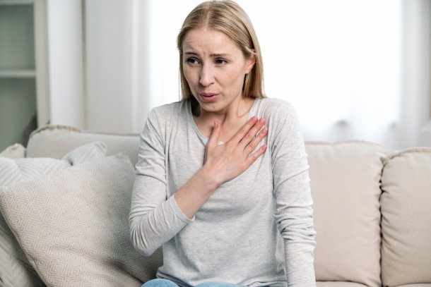 Anzeichen von Asthma: erschwerte Ausatmung und Kurzatmigkeit