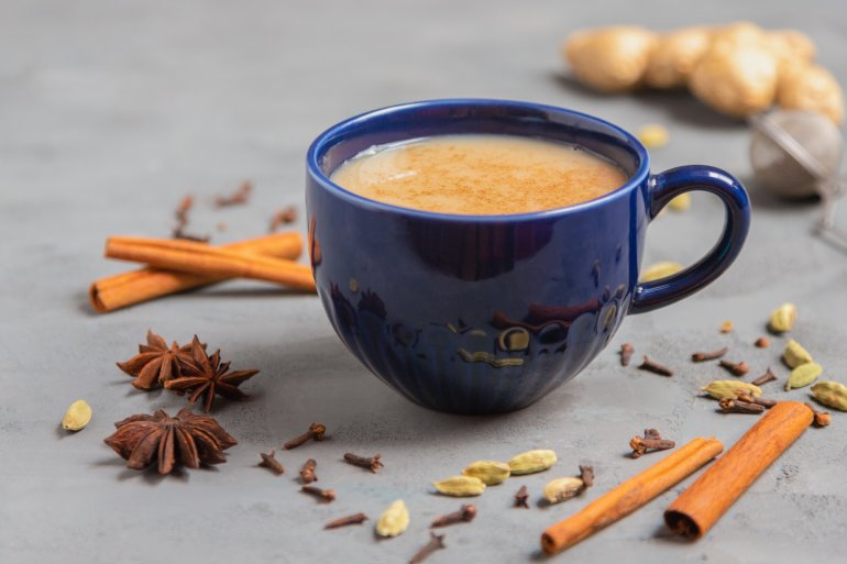 Eine Tasse Chai Tee mit typischen Gewürzen wie Zimt und Anis