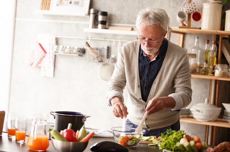 Mann kocht gesundes Essen für sein Herz