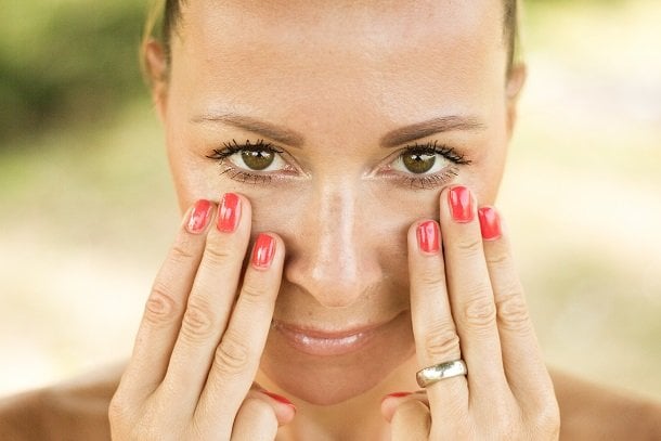 Gesichtsyoga gegen Tränensäcke