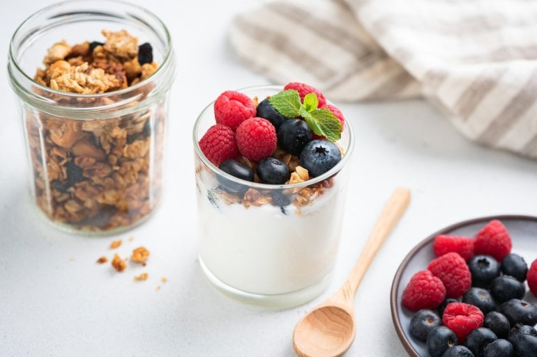 Glas mit Joghurt und Früchten