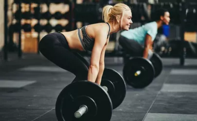 Zwei Frauen führen Kreuzheben perfekt aus