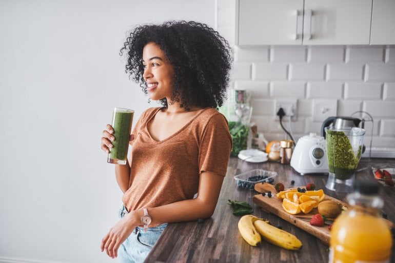 Frau trinkt nährstoffreichen Smoothie