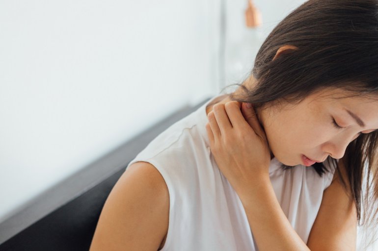 Frau mit Neurodermitis durch Stress