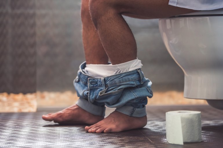 Mann mit Paruresis auf Toilette