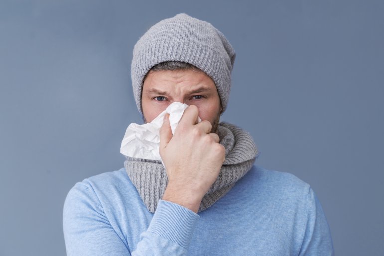 Mann mit Schnupfen (Rhinitis)