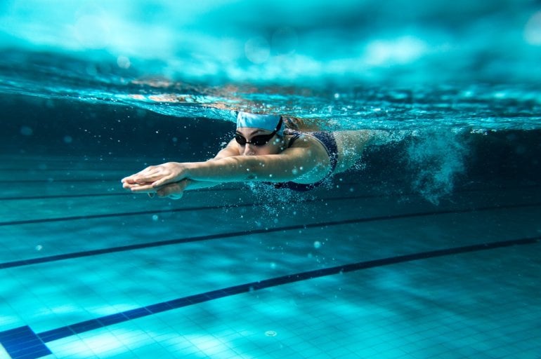 Frau mit Schuppenflechte im Schwimmbad