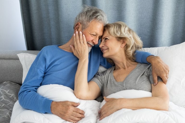 Älteres Pärchen im Bett