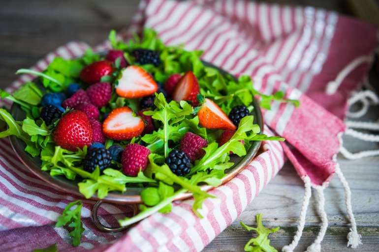 Rucola mit Beeren als Lebensmittel für Sirtfood-Diät