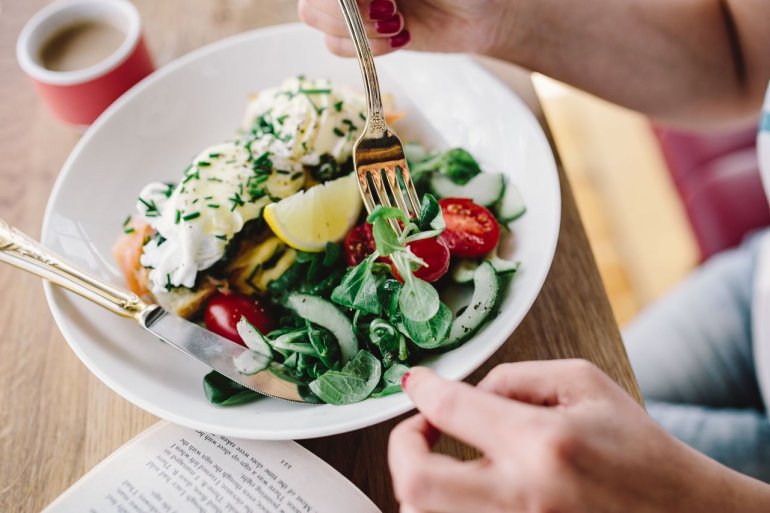 Frau genießt Slow Food