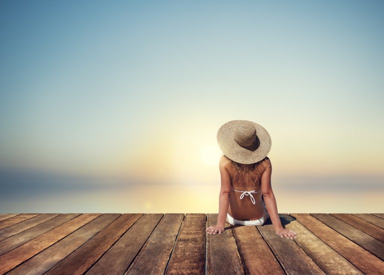 Frau beim Sonnenbaden