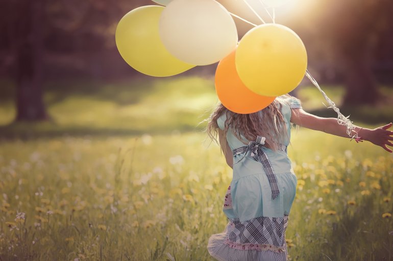 Mädchen mit Luftballons im Sommer