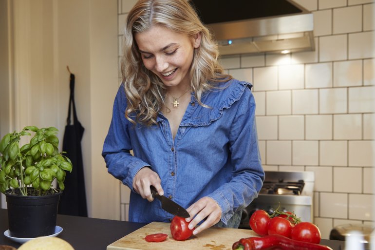 Frau schneidet Tomaten