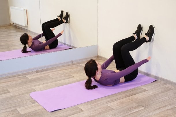 Wand-Pilates Bauch-Übung