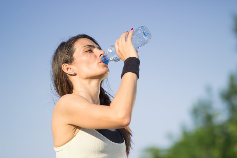 Frau beim Trinken